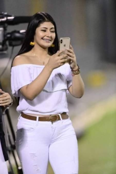 Le hermosa esposa de Jhow Benavídez, Bella Siloet, en el estadio Morazán.