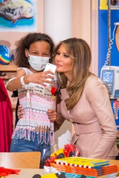 US First Lady Melania Trump (R) poses for a selfie as she visits the Queen Fabiola children's hospital, on the sidelines of the NATO (North Atlantic Treaty Organization) summit, on May 25, 2017, in Brussels.<br/>US President Donald Trump meets NATO and EU leaders for the first time with the US president set to press nervous allies to do more on terrorism after the Manchester bombing. / AFP PHOTO / Aurore Belot