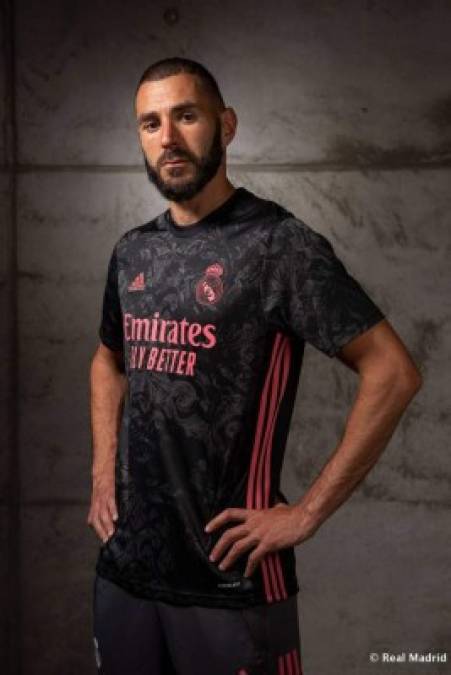 Además, la indumentaria del Real Madrid presenta tonos en rosa (Spring Pink) en el escudo, el nombre del patrocinador y en las tres bandas de adidas.