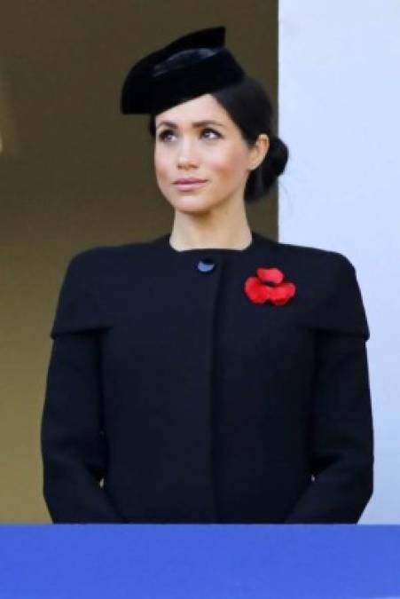 Meghan Markle combinó su atuendo con un sombrero de terciopelo y un broche de una amapola roja.