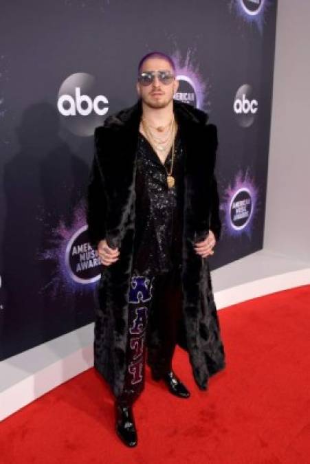 No señores, no es Maluma, es un artista estadounidense WATT, aunque los gustos en diseño son similares a los del cantante latino.<br/><br/>MIRA: <a href='https://www.laprensa.hn/fotogalerias/farandula/1337160-411/mejores-vestidos-en-los-american-music-awards-2019' style='color:red;text-decoration:underline' target='_blank'>Mejores vestidos en los American Music Award's 2019</a><br/><br/>TAMBIÉN : <a href='https://www.laprensa.hn/fotogalerias/farandula/1337127-411/alfombra-roja-american-music-awards-2019' style='color:red;text-decoration:underline' target='_blank'>Todos los looks de la alfombra roja American Music Awards 2019</a><br/>