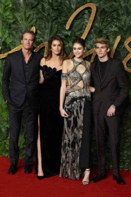 Cindy Crawford también llegó bien acompañada con su esposo, Rande Gerber, su hija, la también modelo Kaia Jordan Gerber, y su hijo, Presley Gerber.