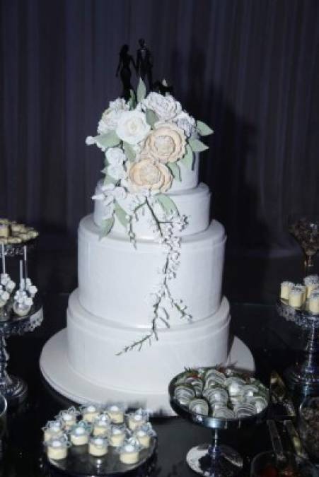 El hermoso pastel, obra de Signature Cakes, engalanó la mesa de dulces realizada por Treats Boutique.