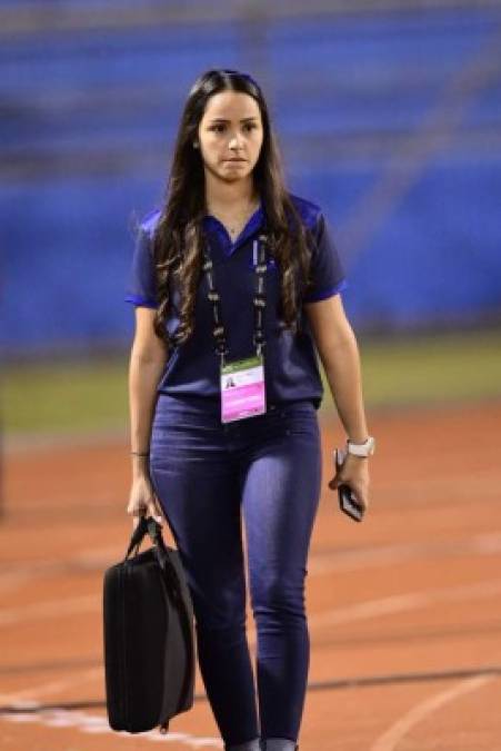 Esta hermosa chica con camiseta de la Fenafuth llegó al estadio Olímpico y llamó la atención. ¿Quién es?