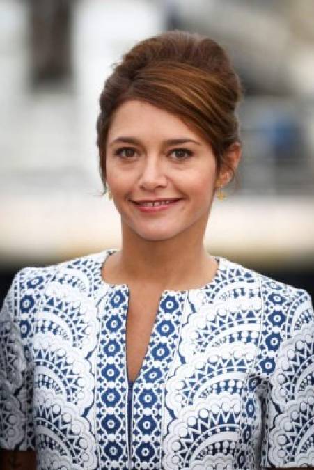 La actriz francesa Emma de Caunes alegó que fue atraída por Weinstein cuando dijo que tenía un libro para darle, uno relacionado con una película en la que estaban trabajando juntos. <br/><br/>De Caunes le dijo a The New Yorker que mientras ella estaba en la habitación, Weinstein se retiró al baño y tomó una ducha con la puerta abierta - luego emergió de la habitación completamente desnudo y con una erección. 'Estaba petrificada, pero no quería mostrarle que estaba petrificada, porque podía sentir que mientras más me asustaba, más se emocionaba', dijo. 'Era como un cazador con un animal salvaje. El miedo lo enciende.'<br/>