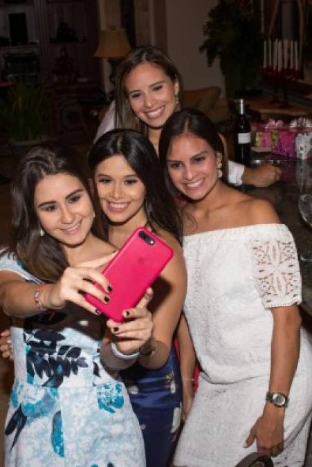 Angélica Gallardo, Gabriela Alvarado, Daniela Park y Cecilia Ferrufino.