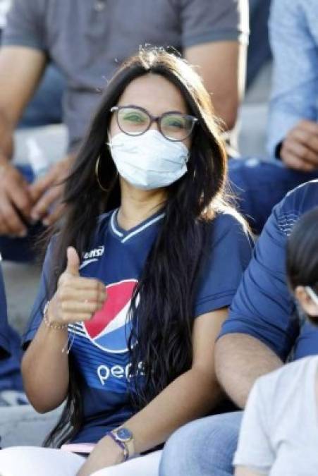 Otra linda aficionada del Motagua en el estadio Marcelo Tinoco de Danlí.