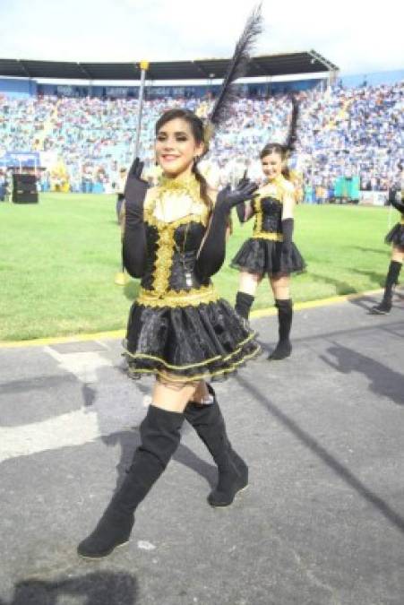 La bella Dayana Araujo se lució en el desfile representando al instituto Bosque International School de Tegucigalpa.