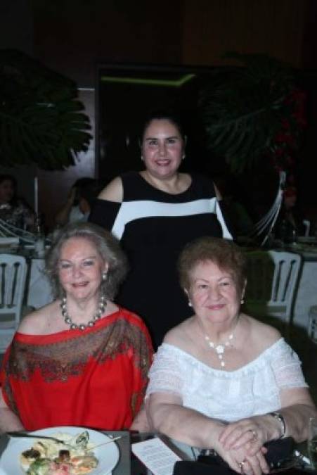 Alexandra Lockmer con Elena Hepburn y María Isabel Mendieta.