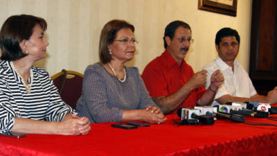 Las designadas presidenciables Lía Bueso y María Cristina Handal junto a Mauricio Villeda y el también designado Martín Chicas.