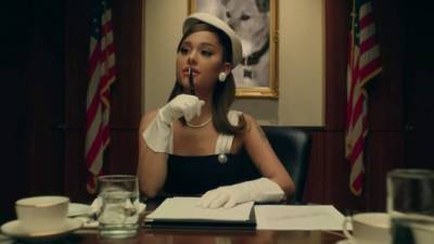 Ariana Grande en una escena de su nuevo videoclip: 'Positions'.