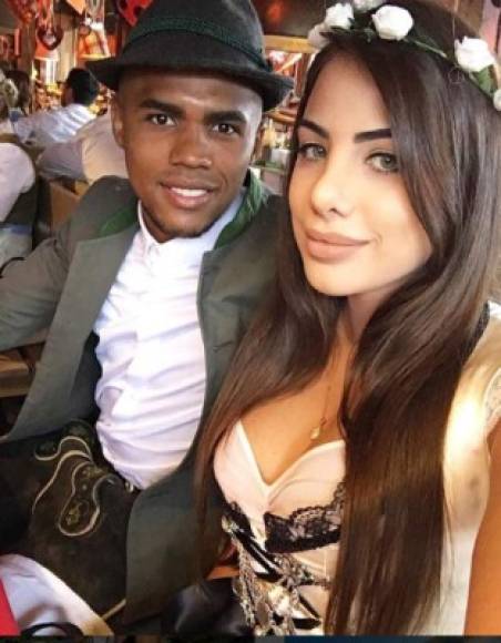 El brasileños Douglas Costa contrajo matrimonio en 2014 con Luisa Ramos.