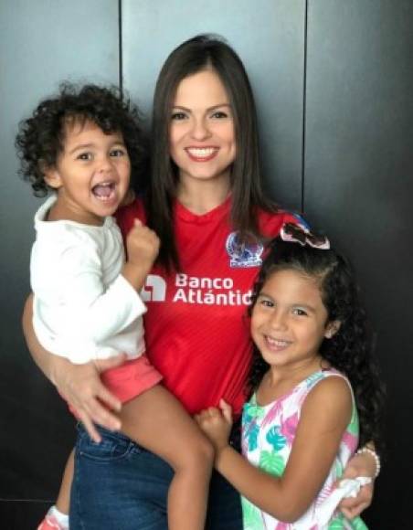 'Es un padre excelente, cariñoso.', dijo a LA PRENSA señalando los cuidados que tiene el futbolista con sus dos hijas.