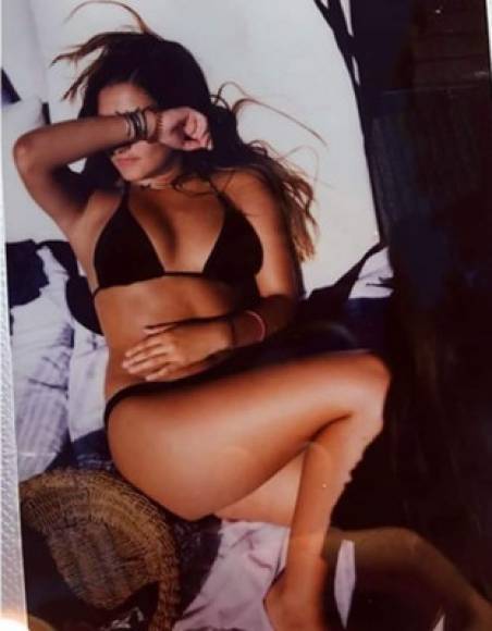 A través de Instagram la joven de 20 años publicó una serie de imágenes donde aparece con bikini, para así presumir su belleza y figura envidiables.