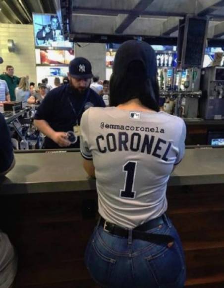 En otra imagen se observa a la supuesta esposa del Chapo en un bar con una camisa de apoyo a los Yankees.