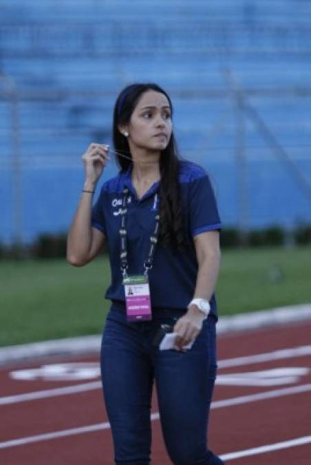 Esta hermosa chica con camiseta de la Fenafuth llegó al estadio Olímpico y llamó la atención. ¿Quién es?