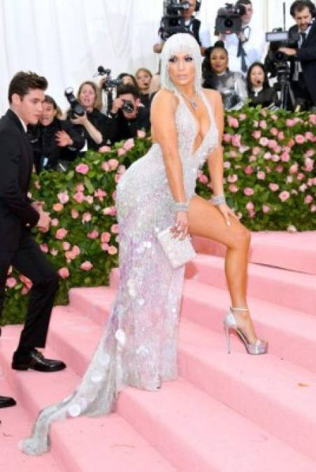 2019- Versace <br/><br/>En una de su última aparición en la MET Gala la diva abrazó el brillo y los excesos con un modelazo de cristales y lentejuelas firmado que combinó con una peluca a juego.