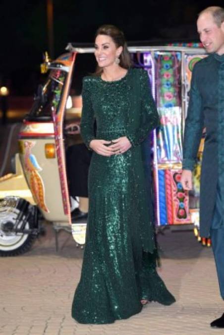 Para la recepción organizada por el Alto Comisionado británico en el Monumento a Pakistán, la Duquesa vistió un vestido de lentejuelas esmeralda que Jenny Packham, que resultó ser el verde de la bandera paquistaní, y que combinaba con el sherwani tradicional, de la diseñadora paquistaní Naushemian, usado por su esposo.