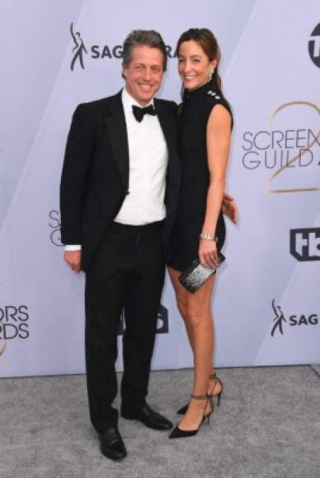 Hugh Grant, nominado a mejor actor por la miniserie 'A Very English Scandal', junto a su esposa Anna Eberstein.