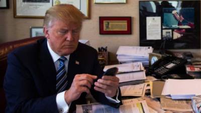 Trump es conocido por utilizar su celular para publicar sus a menudo polémicos tuits.