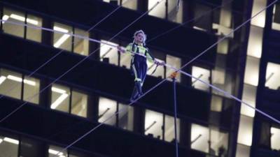 Lijana Wallenda cuando cruzaba el cable ante la atónita mirada de los neoyorkinos.