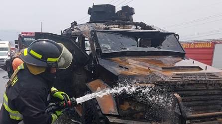 Uno de los “Black Mamba” recién adquiridos por la Secretaría de Seguridad, se incendió en la carretera CA-5, a la altura del Valle de Amarateca.
