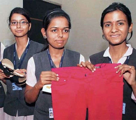 Dós jóvenes indias inventan un pantalón antiviolación