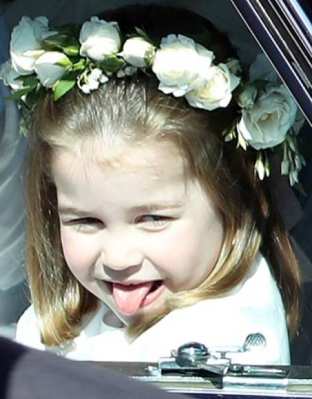 La princesa Charlotte mostró la lengua a la multitud cuando se dirigía a la iglesia de San Jorge.