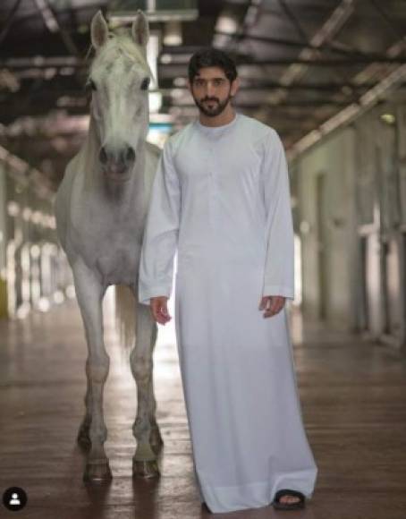 Fazza es el segundo de los 23 hijos del actual emir de Dubái, el jeque Mohammed bin Rashid, primer ministro y vicepresidente de los Emiratos Árabes Unidos y uno de los hombres más ricos del mundo.