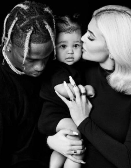 Kylie Jenner compartió una foto junto a su pareja, Travis Scott, y su hija Stormi.<br/>'Thankful' (Agradecida), escribió la estrella en la instantánea en blanco y negro.