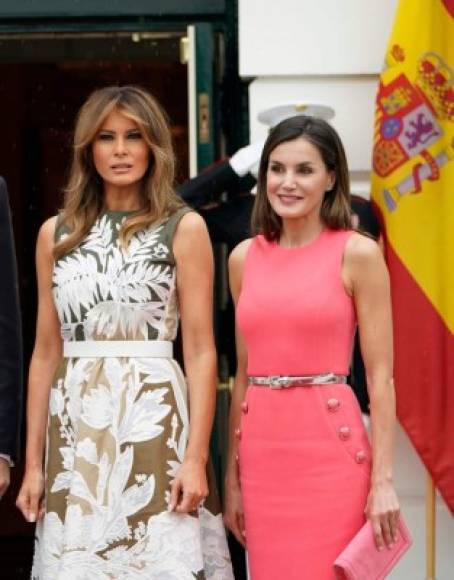 US First Lady Melania Trump is seen with Spain's Queen Letizia upon arrival at the White House in Washington, DC on June 19, 2018. / AFP PHOTO / Mandel Ngan