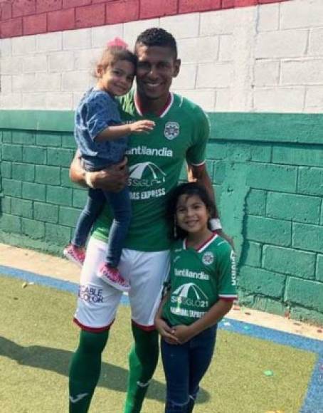 <br/>Debido al fallecimiento de la madre de Carlo Costly en marzo del 2018, sus pequeñas hijas Sophia y Carla serán quienes acompañen y entreguen al delantero del Marathón.