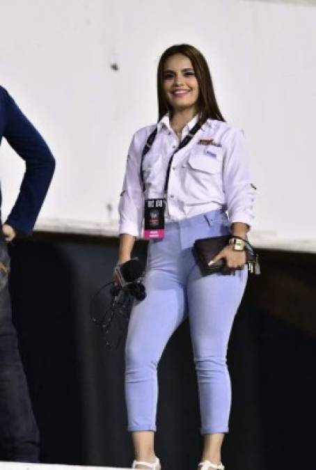 La hermosa periodista Yulia Posas fue otra de las bellezas que estuvo presente en el estadio Olímpico de San Pedro Sula.