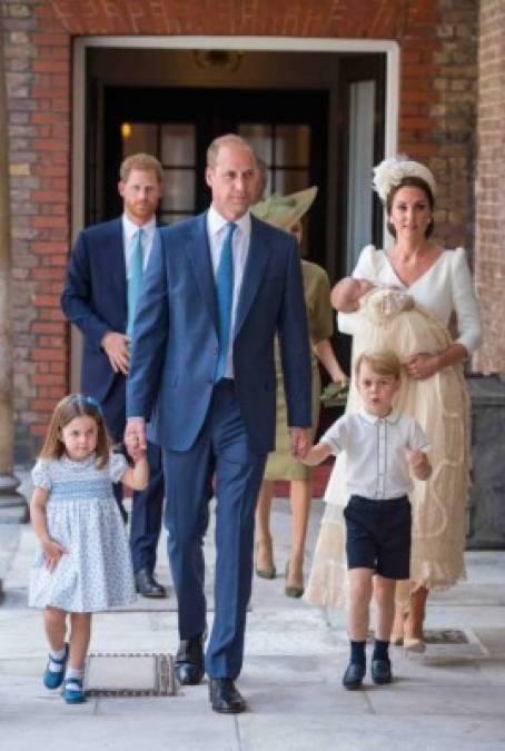 Kate y William eligieron a sus amigos de la infancia y la prima de la duquesa como padrinos del pequeño Louis: Nicholas van Cutsem, Guy Pelly, Harry Aubrey-Fletcher, Laura Meade, Robert Carter y Lucy Middleton.<br/><br/>