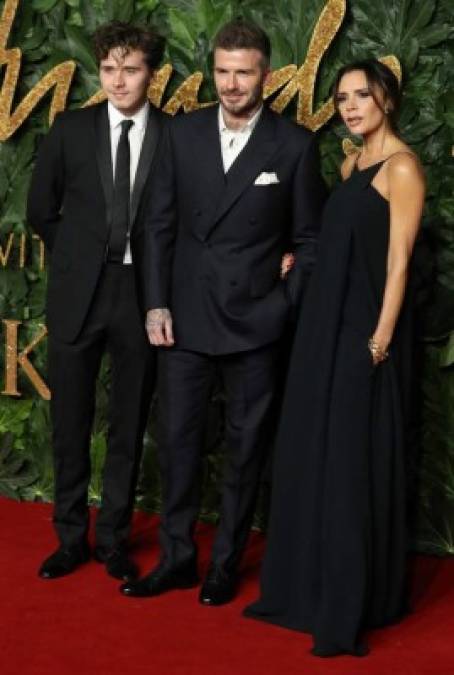 La diseñadora Victoria Beckham llegó acompañada de los hombres de su vida, su esposo, David Beckham, y su hijo Brooklyn.