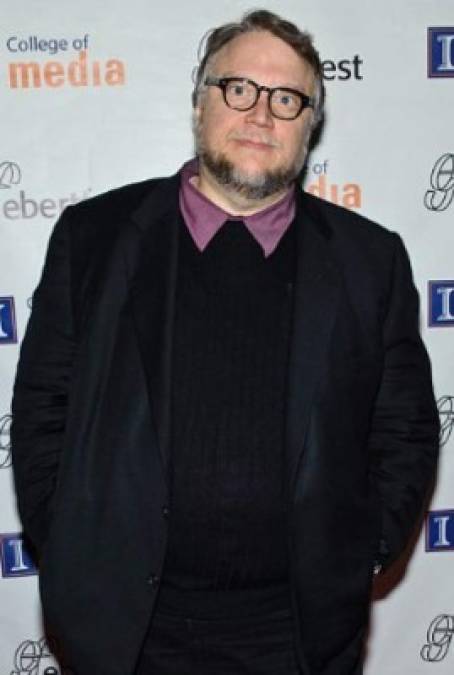 Guillermo del Toro: 'A cualquiera en México que necesite publicar mensajes urgentes puede hacerlo por medio de mi cuenta. Solo agregue @RealGDT y yo apoyaré'.