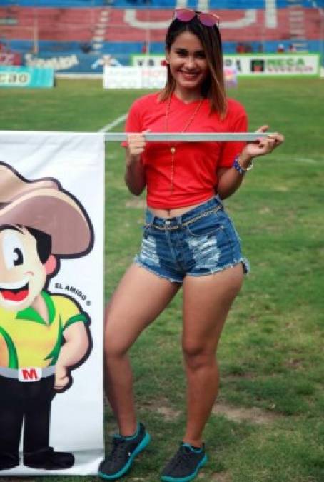 Esta hermosa chica posando en la cancha del estadio Municipal Ceibeño.