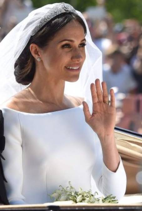 Markle fue alabada por los críticos de moda al elegir un diseño muy sencillo, blanco inmaculado con escote de cuello de barco.