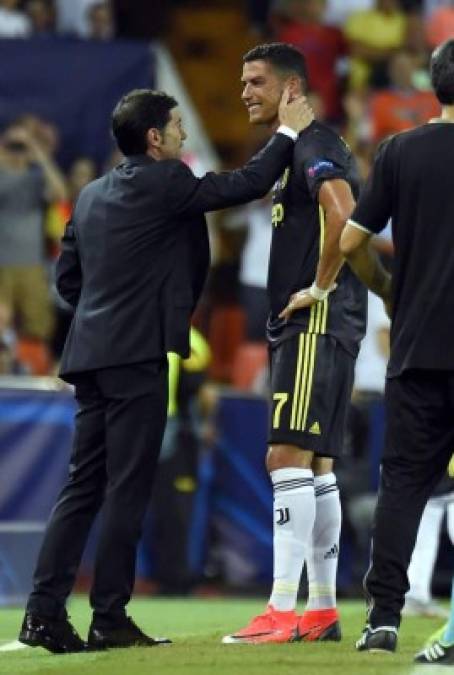 El técnico del Valencia, Marcelino García Toral, tuvo un gesto al consolar a Cristiano Ronaldo que se marchó llorando. Foto AFP