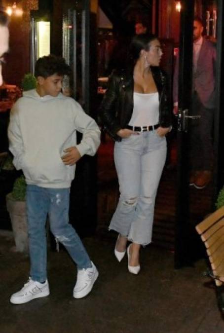 Momento en el que Georgina y uno de los hijos de Cristiano Ronaldo llegaban al restaurante para compartir con los jugadores del Manchester United. Foto Zenpix.