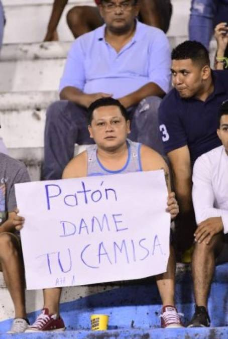 Un aficionado del Olimpia llegó al estadio con un mensaje para el lateral Patón Mejía del conjunto albo. El seguidor le pedía la camiseta al jugador del club albo.
