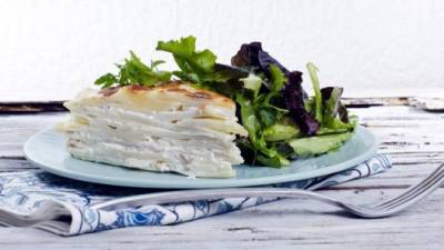 Servir las papas con la ensalada de lechuga.