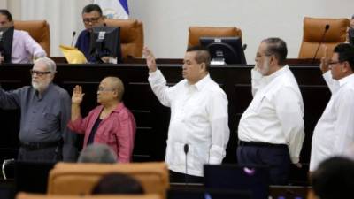 Momento en el que los miembros de la comisión eran juramentados durante una sesión del legislativo nicaragüense.
