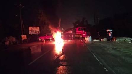 El bloqueo de la carretera lo comenzaron a realizar desde la madrugada de este lunes.