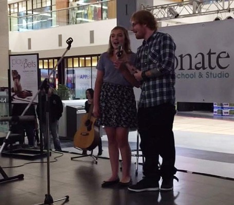 Ed Sheeran sorprende a fanática cantando a dúo en Canadá