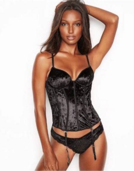 Jasmine Tookes (nació el 1 de febrero de 1991 en Huntington Beach, Estados Unidos) es una modelo estadounidense. <br/><br/>Desde 2015 es uno de los Ángeles de Victoria's Secret, y en 2016 portó el Fantasy Bra en el Victoria's Secret Fashion Show.<br/><br/>