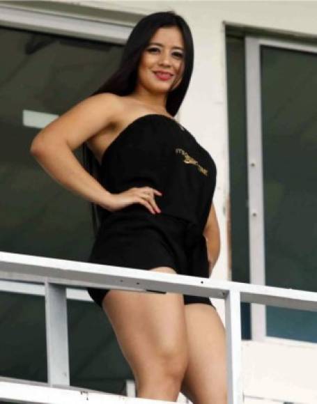Ella es Damaris Padilla, hermosa modelo que también asiste a los estadios de fútbol hondureño.