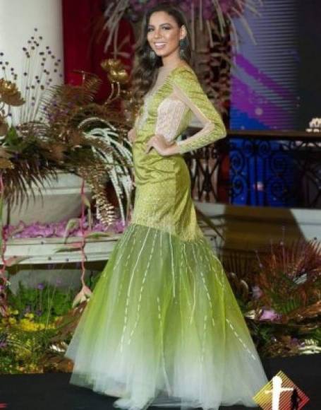 Villars también fue parte del Thai Fashion Show, desfilando en la pasarela del evento.