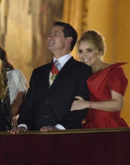 La polémica pareja presidencial mexicana apareció anoche a las 23.00 hora local en el balcón central del Palacio Nacional de Ciudad de México, sede del Ejecutivo, para la tradicional ceremonia frente a miles de personas.