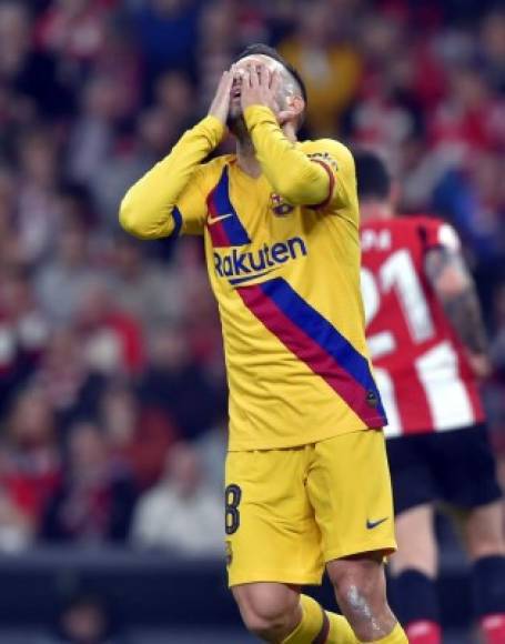 Jordi Alba se lamenta luego de una oportunidad perdida por el Barcelona.